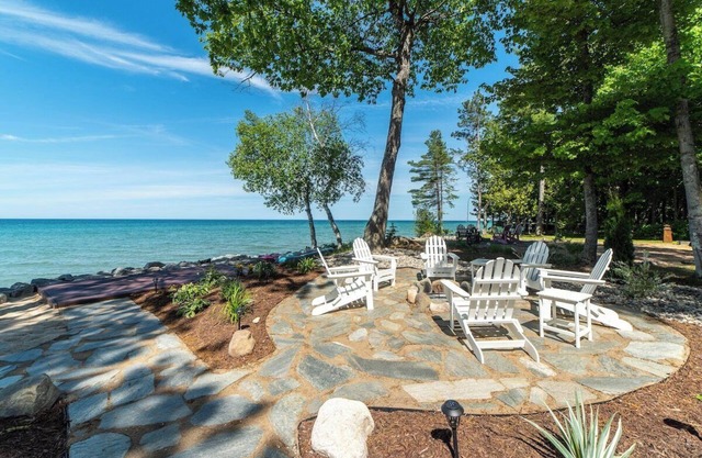Huron Helm · Lake Front*Hot Tub*Fire Pit*Kayaks*Arcade Games*