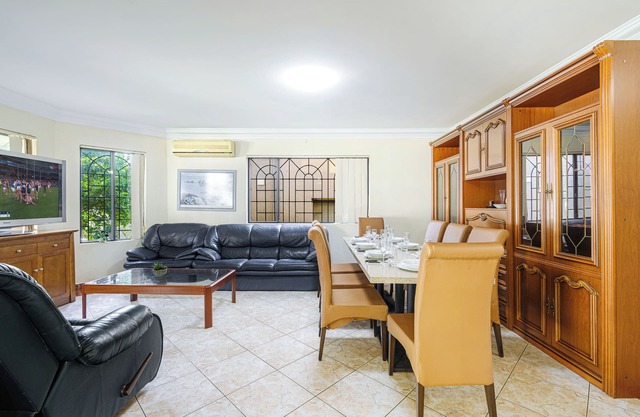 Hurstville Centre 2-level Large House for 16+ ppl