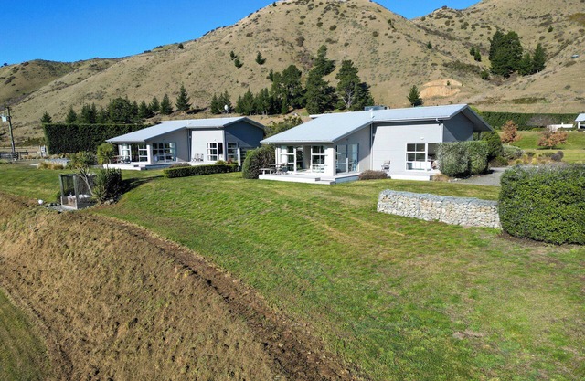 Hurunui River Retreat - Flax Cottage