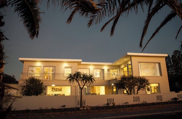 Huus Dejuna Family-friendly with private swimming pool and sea view