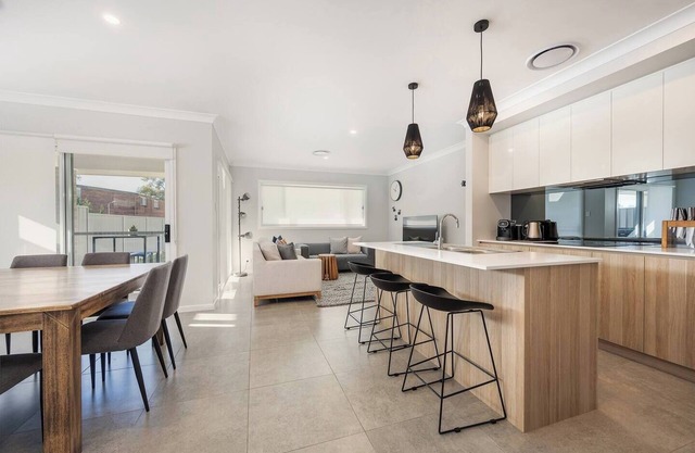 Huxley House Central Mudgee Retreat with Backyard