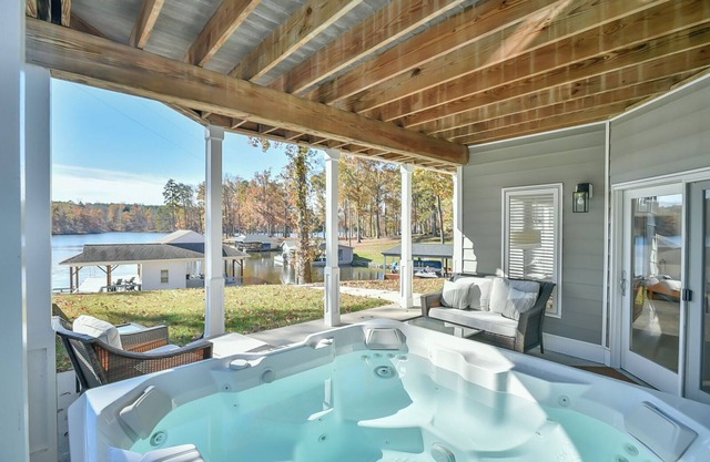 Hyco Lake’s Crystal Haven - Hot-tub, Large Dock