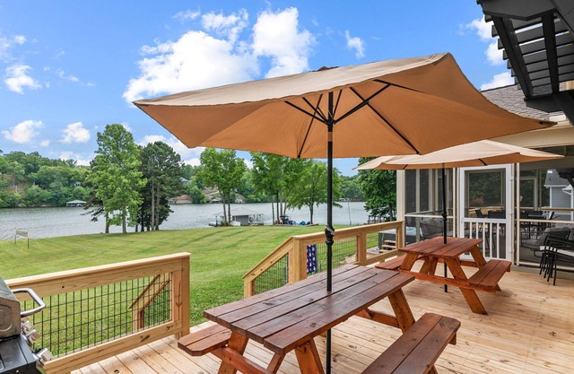 Hyco Paradise/Hot tub/Lake-front/Fire-pit/Game-room/Incredible VIews