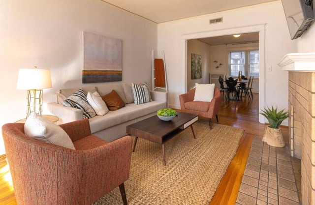 Hyde Park Comfort with Office | Near Everything