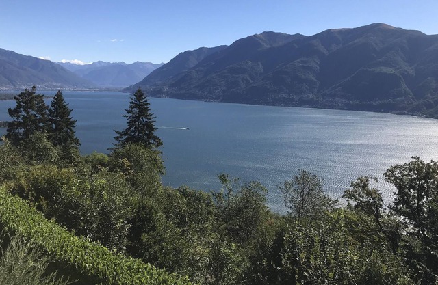 Hydeaway - Luxury villa with pool and panoramic lake view