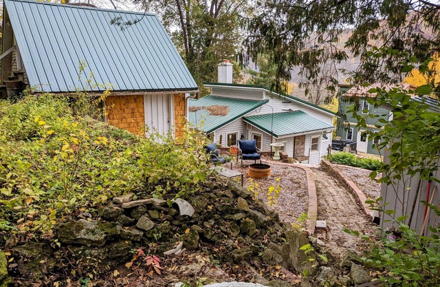 Hygge Hideaway. Pet friendly, cozy retreat & 3 minute walk to the river!