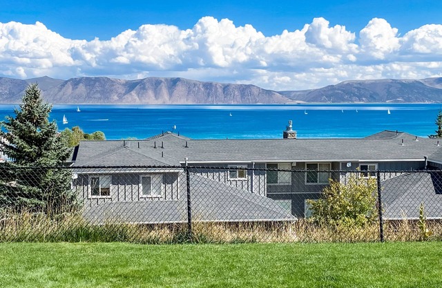 Hygge Marina Condo: Spectacular Lake Views, Pool, Hot Tub, WiFi, Parking!