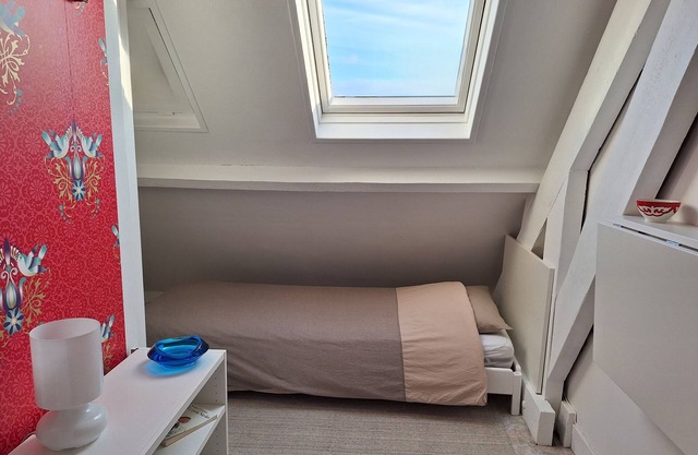 Hypercentre, pretty attic bedroom with separate entrance