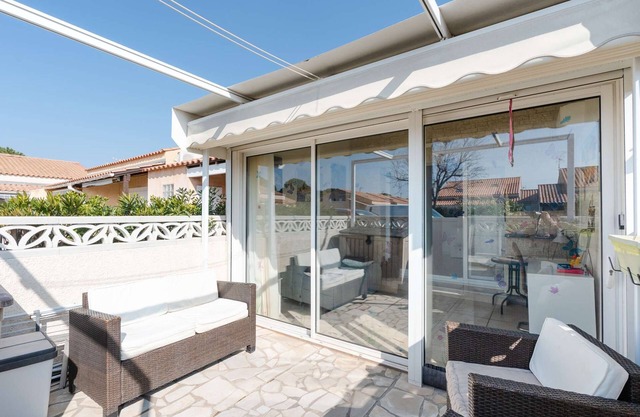 IB123 Pavilion studio mezzanine with WIFI in residence with swimming pool