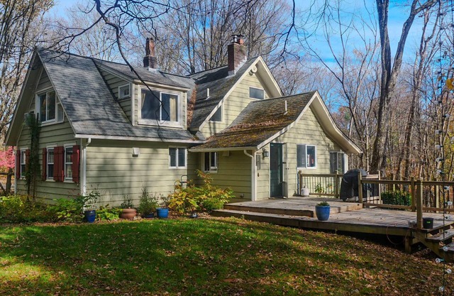 Iconic Woodstock Home - Private, Walk to Town, Family & Pet friendly