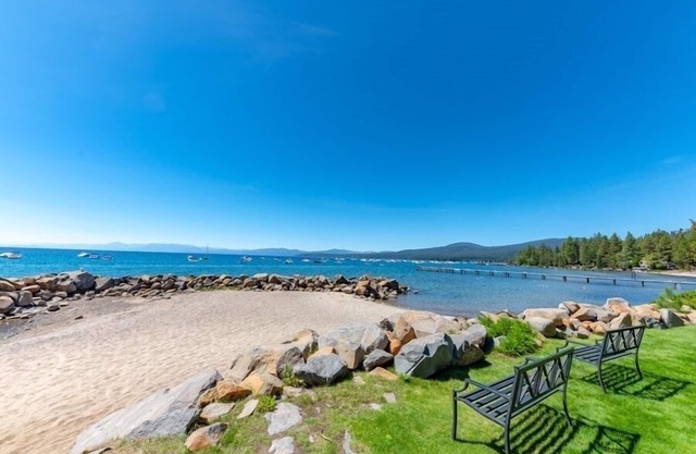 Ideal Couple, Small Family Getaway, Gorgeous Remodeled Condo Lakefront Complex w/Private Beach/Pool