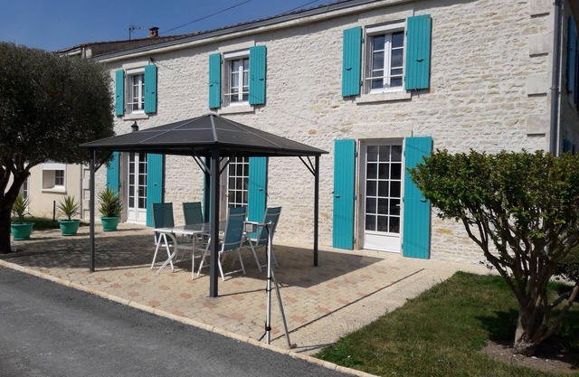Ideal for visiting the marsh and relaxing with swimming pool, rowing boat, bicycles, park.