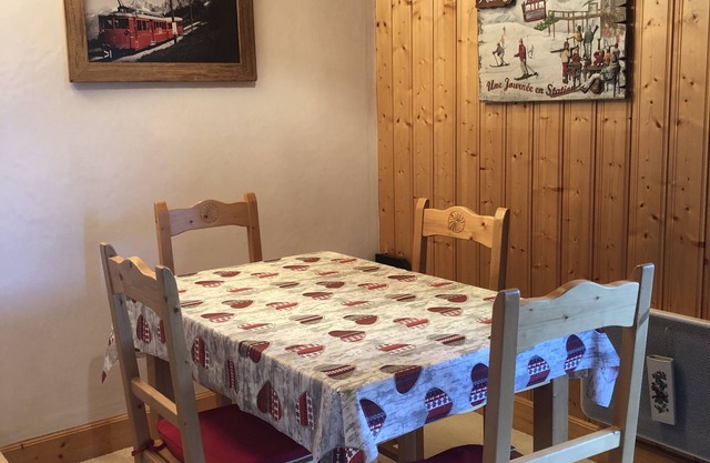 Ideal for 2 couples - Parking - Housekeeping included - Linen provided.