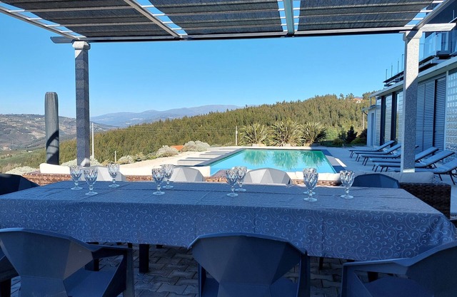 Ideal for 6 adults and 4 children, swimming pool, barbecue and playground