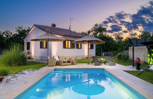 Ideal for family holidays, heated pool, traditional and quiet location
