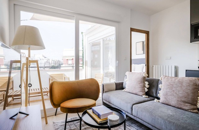Ideal Ibiza 2BR w/Doorman & A/C, nr Retiro Park, by Blueground