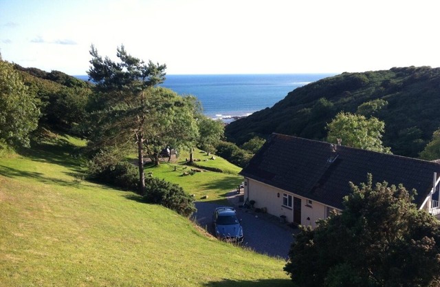 Ideal location for families who like sandy beaches and dramatic coastal scenery