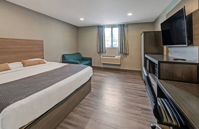 Ideal Location! Near Gillette Stadium, Offers FREE Parking Plus FREE Breakfast!
