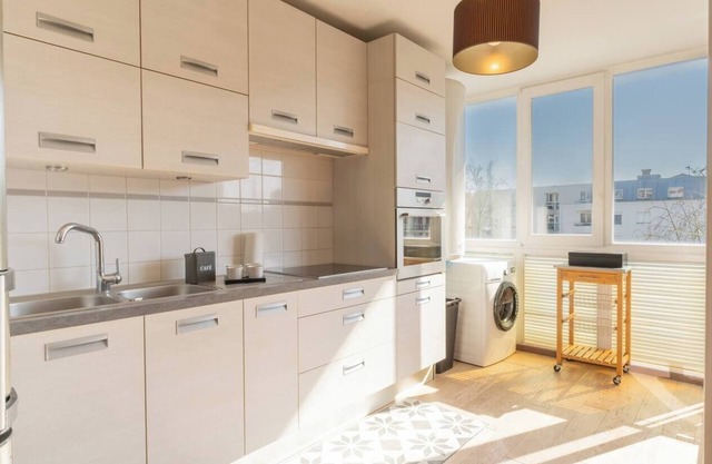 Ideal location | Private garage | Bright