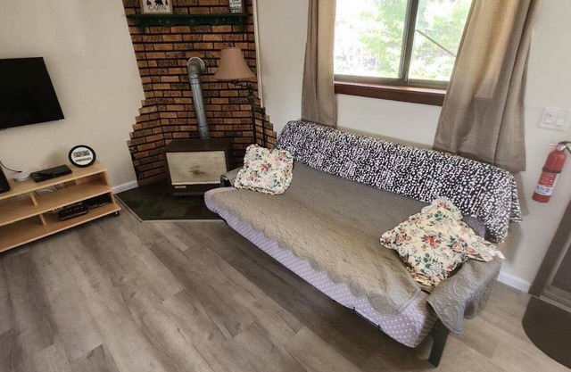 Ideal location - Walk to Settler's Green Shops, Restaurants Pets OK.