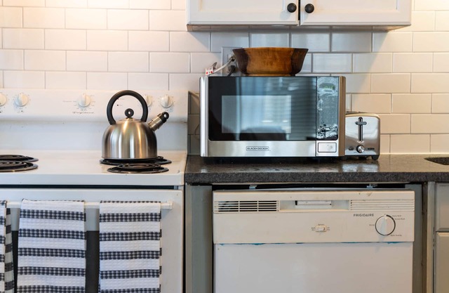 Ideal Northshore location! Stylish, cozy decor!