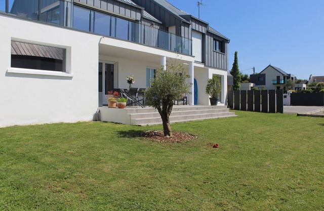 Ideal rental with partial sea view just a stone's throw from the beaches for a perfect stay