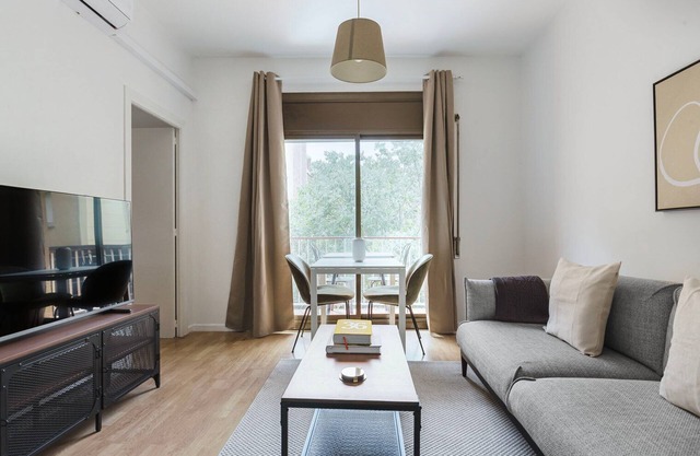 Ideal Sarrià 3BR, Furnished w/Balcony, by Blueground