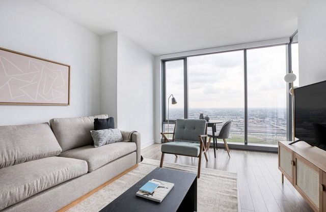 Ideal South Loop 1BR w/Pool, Gym, Roof Deck, 1 block to L, by Blueground