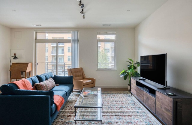 Ideal Waltham 2BR w/Gym & W/D, near Restaurants, by Blueground