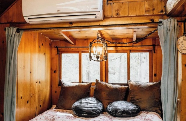 Idyllcottage: Located in Historic District with Spa, Fireplace, AC, Fenced-Patio, and Pet-Friendly!