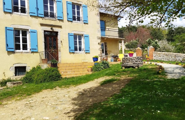 Idyllic Countryside Getaway with Spacious Garden, Near Historic Domeyrat