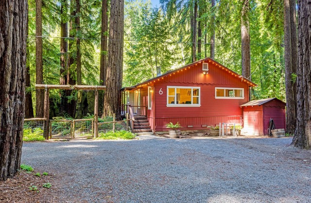 Idyllic creekside getaway- cozy, cute & updated