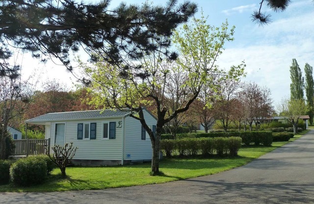 Idyllic Family Vacation Spot with Seasonal Heated Pool & Gardens