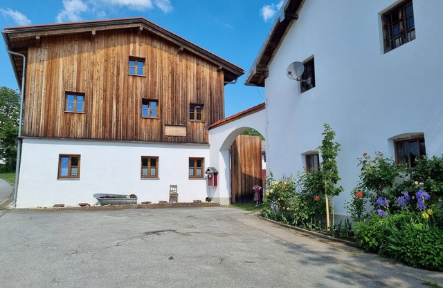 Idyllic four-sided farm in the middle of nature, child- and dog-friendly