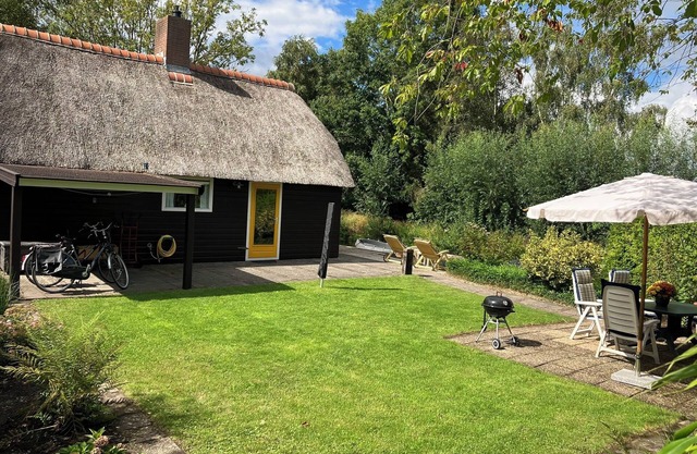 Idyllic house with spacious garden next to canal, boat rent is possible (extra)