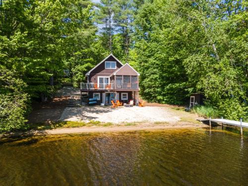 Idyllic Lakeside Getaway home