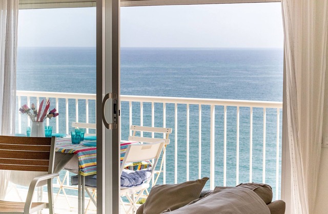 Idyllic, unique flat with spectacular sea views. Garage and Wi-fi.