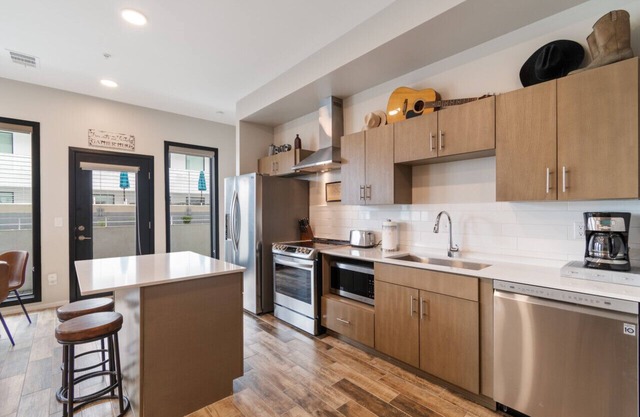 Illume - New Modern downtown Views with a Pool