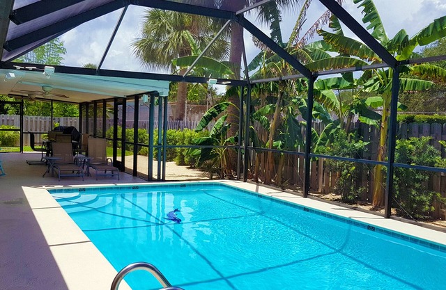 Immaculate beach house with amenities and heated pool - 5 min bike ride to beach