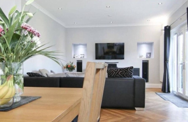 Immaculate Family sized holiday home located 10mins from beachfront!