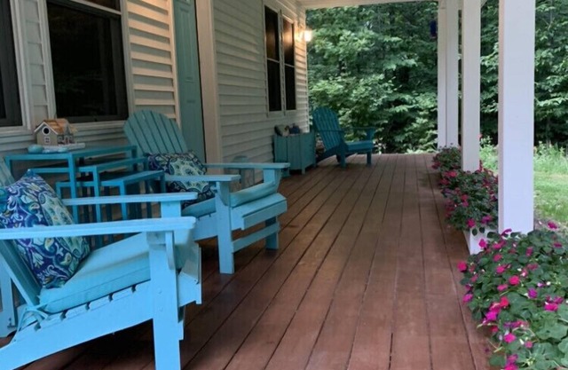 Immaculate home, perfect for 1 or 2 couples, close to Sleeping Bear Dunes.