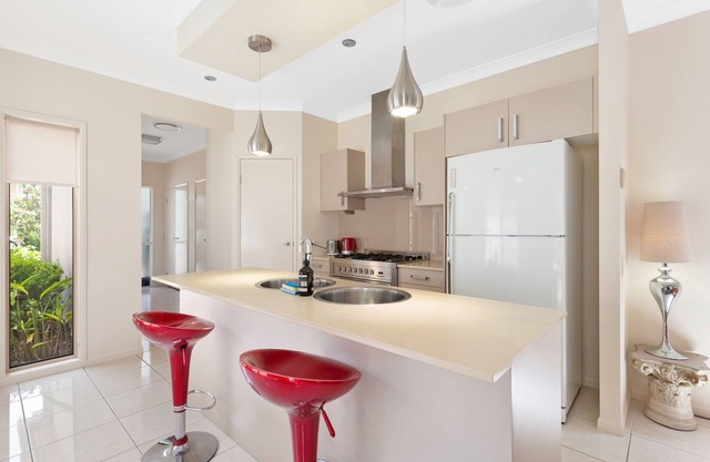 Impeccable Modern 1 Bedroom Apartment ~ Taringa