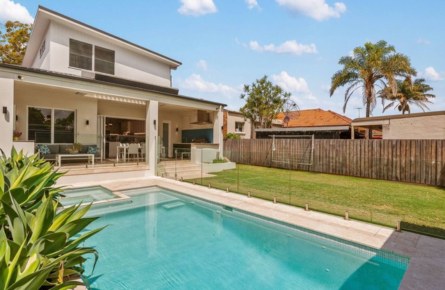 Impeccably Chic 4-Bed Home with Spa & Pool