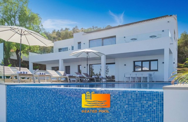 Imressive villa w/heated infinity pool w/sea views hosts 10: Happyplace Málaga