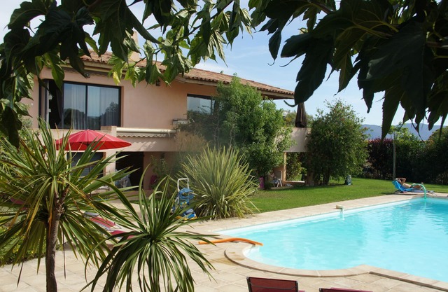 IN A CHARMING VILLA SAGONA LARGE SWIMMING POOL AND SPA SUPERB LOCATION BEACHES AT STEP