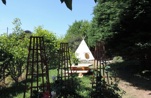 In a green setting, the TIPI COCOON and its CABANE aux FEES await you.
