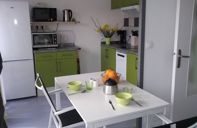In a quiet area, very nice F1 28m2, parking, WI-FI, ideal for spa treatments, internships.