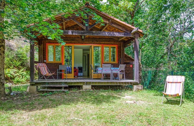 In idyllic location of a forest and near the river Vaur is this cozy wooden house.