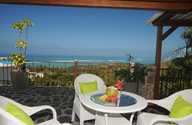 In Rodrigues, newly built on a large enclosed property, pool