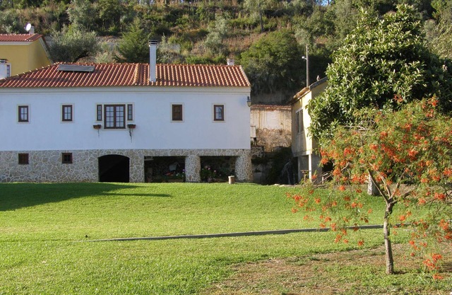 In the center of Portugal, in nature in a rustic house with garden and river